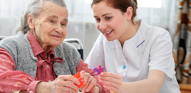 Seniorenbetreuung und Pflegedienst Spandau - Frau im Rollstuhl - Betreuung Betreuung in Ihrer Nähe
